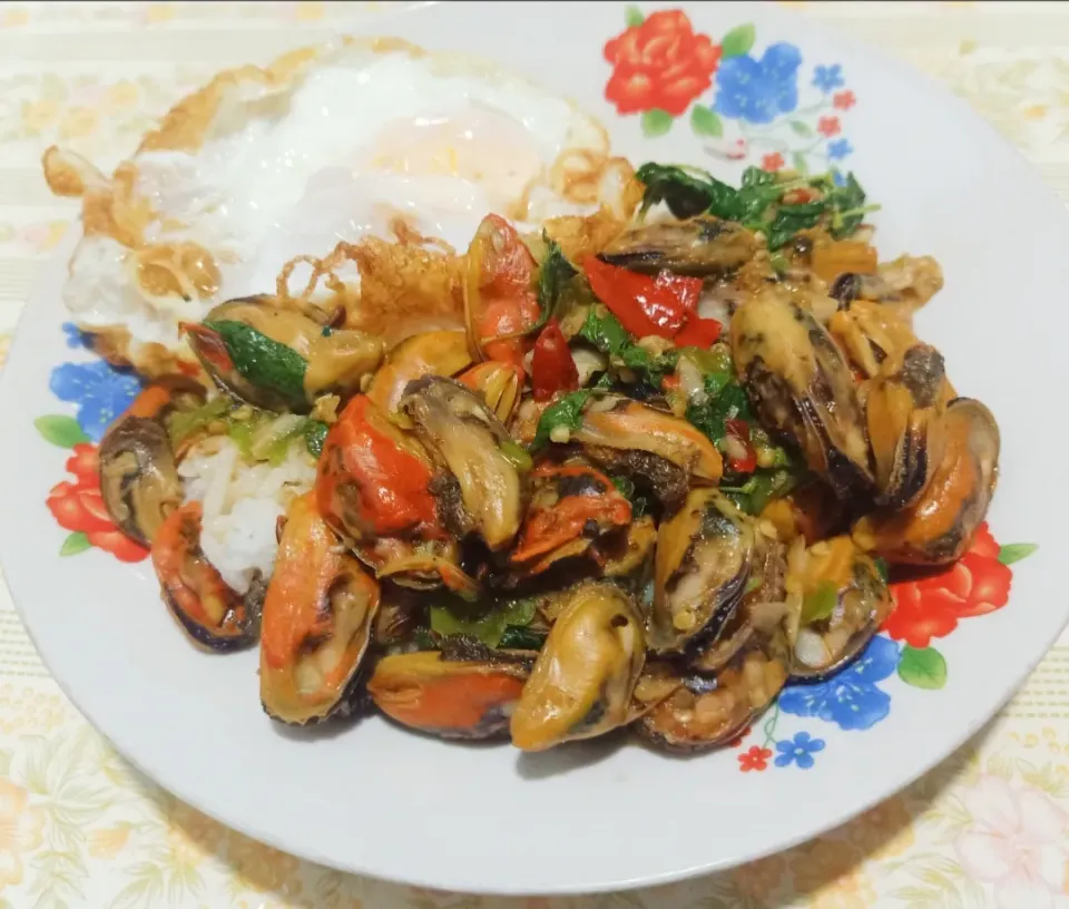 Rice topped, spicy stir-fried basil, mussels with fried egg|🌿Veerapan Mu🌿さん