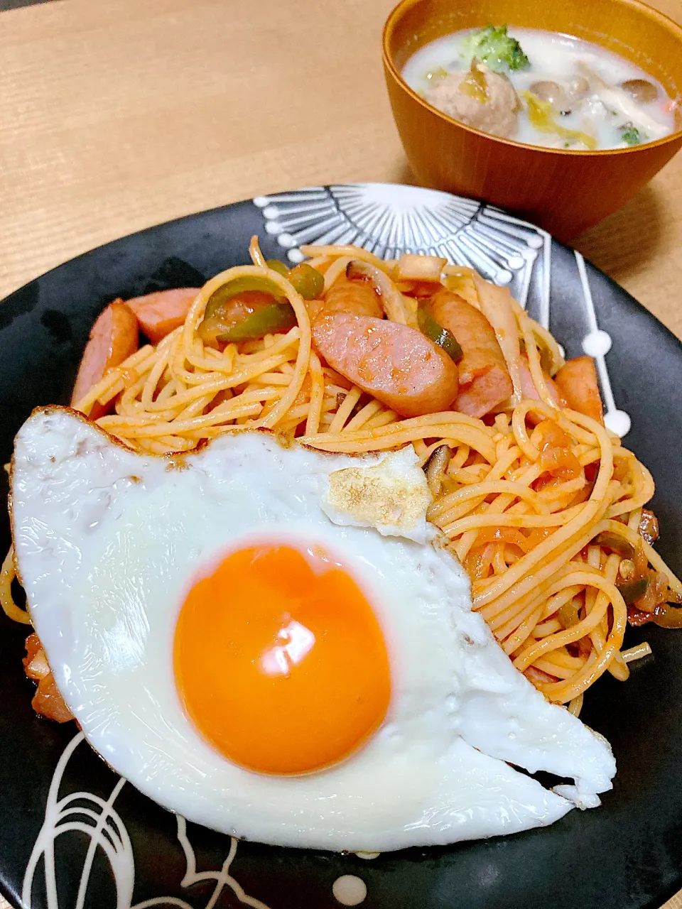 Snapdishの料理写真:ナポリタンと味噌ミルクスープ🍝🥛|リカさん