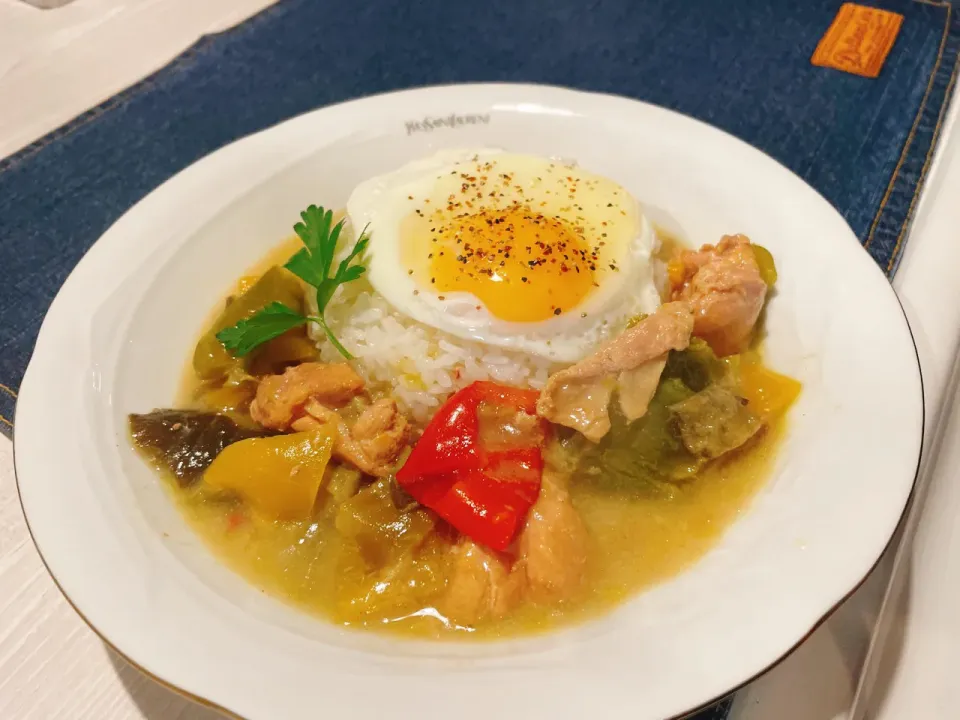 グリーンカレー　目玉焼きのせ|コージ💫さん