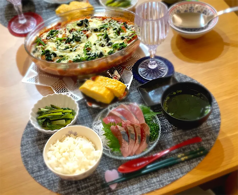 鶏肉ほうれん草トマトチーズ焼き　わらさお造り　小松菜お浸し　だし巻き卵　わかめ昆布スープ|nana 🍅さん