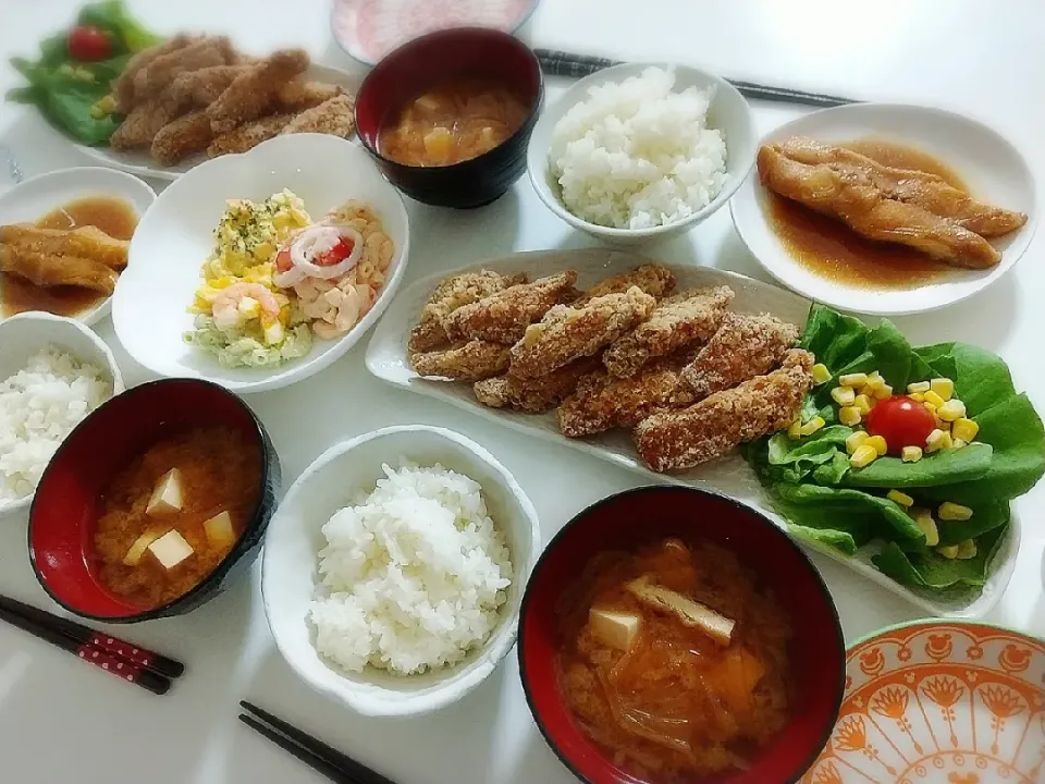 夕食(*^^*)
手羽唐揚げ&サラダ🥗
カラスカレイ煮
マカロニサラダ３種(卵、明太子、アボカド)
お味噌汁(大根、油揚げ、豆腐)|プリン☆さん