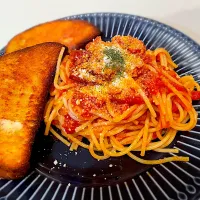 3時間煮込んだ自家製トマトソースのパスタと手作りトースト|tommmさん