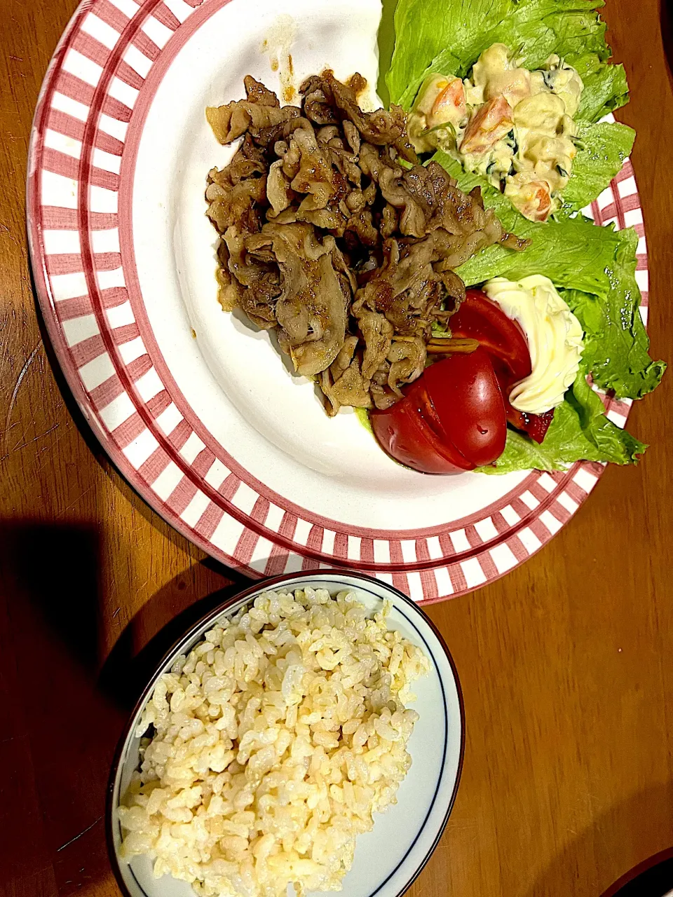 食べすぎないように今日は程よい量にしてみたw #夕飯　ロウカット玄米ご飯、ポーク生姜焼き、豆苗ポテサラ、レタストマト|ms903さん