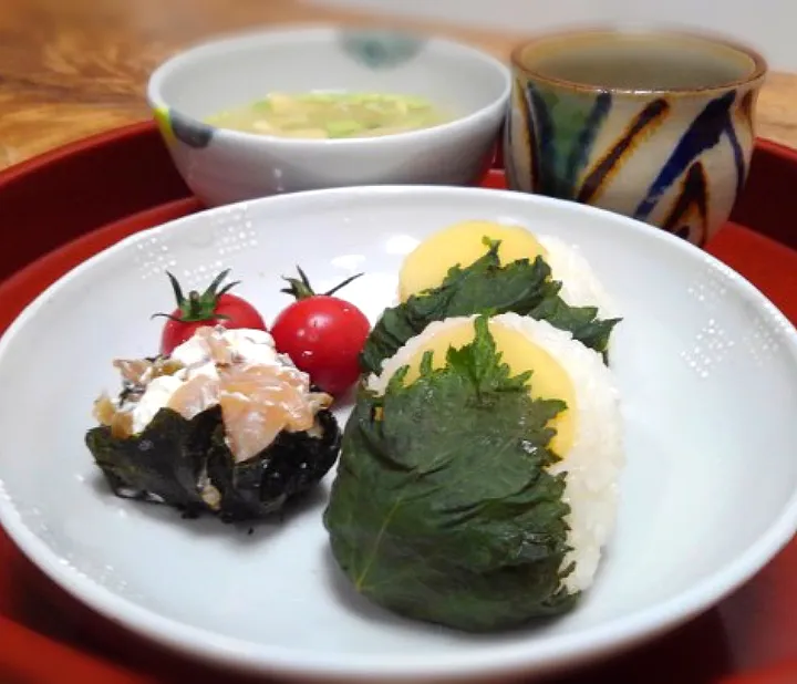 醤油漬け紫蘇巻き沢庵おむすび|くまちゃんさん