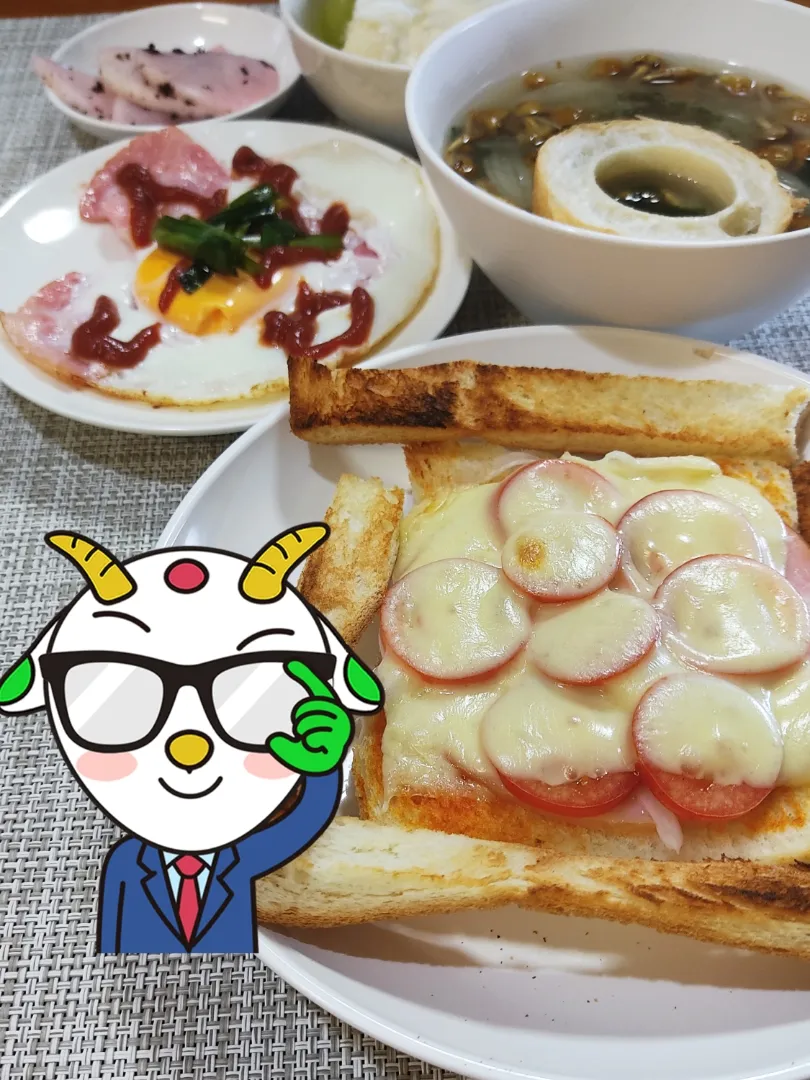 Snapdishの料理写真:食パンの焼き方

私の場合は、食パンの耳をあらかじめ切ってから、本体と耳を一緒に焼きます。
耳はラスクのようになるので、ジャムをつけていただきます。
1枚で2度楽しめる、そんなお得感が好きなのです。
さてと、今日から本格的に仕事だー。|Rピージャーさん