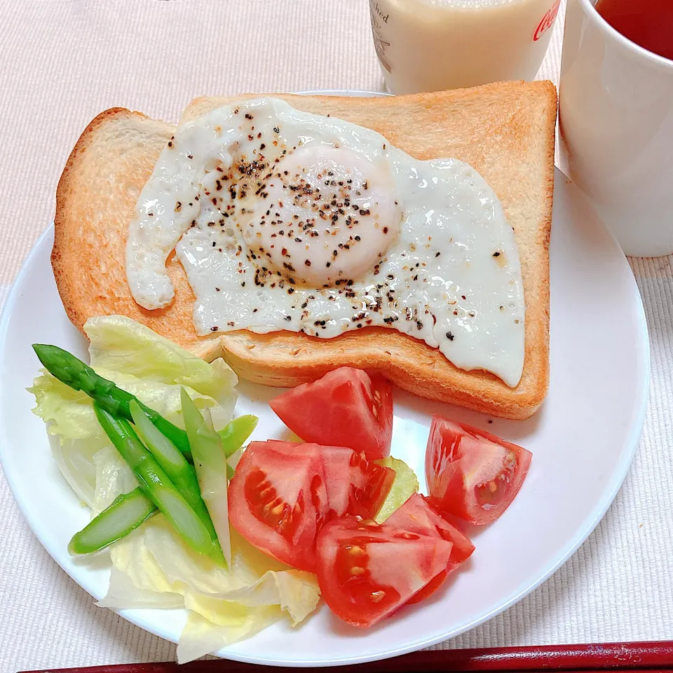 Snapdishの料理写真:目玉焼き🍳トーストとサラダ|akkoさん