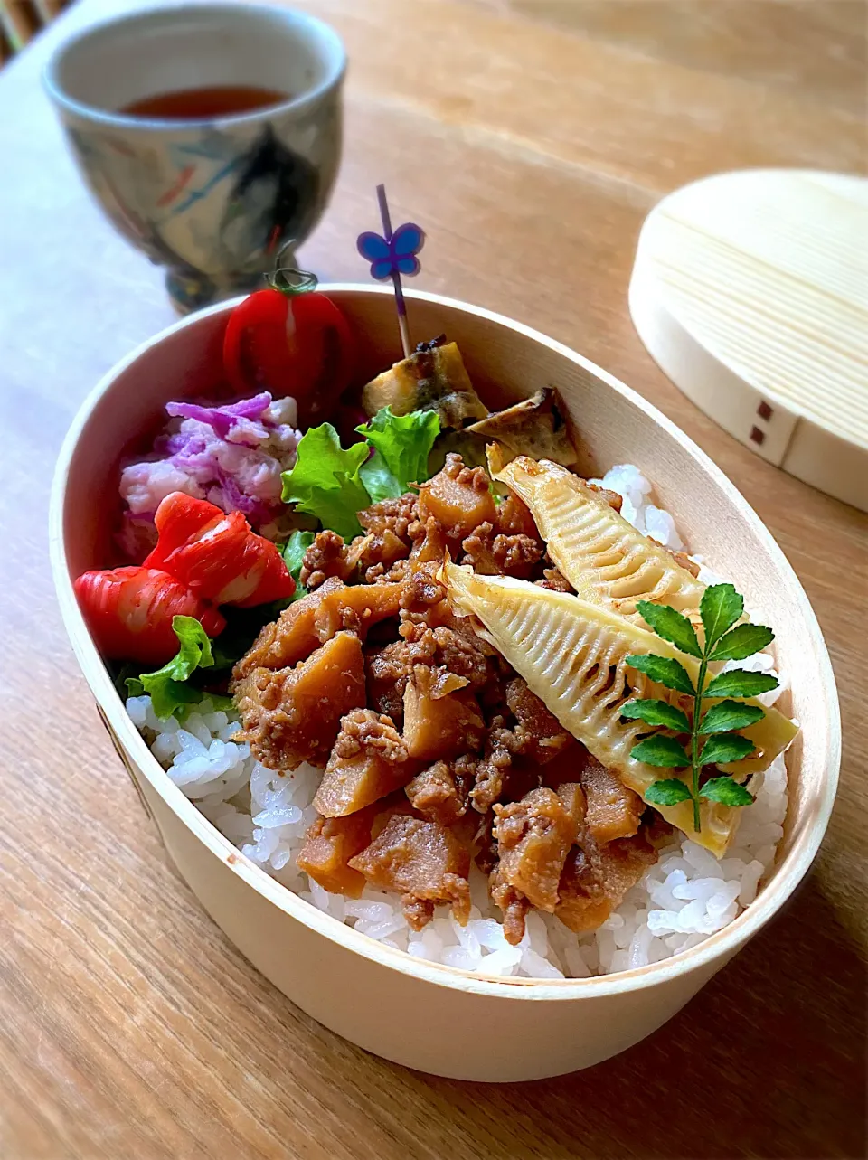 Snapdishの料理写真:筍と肉味噌乗っけお弁当🌱|shakuyaku33443344さん