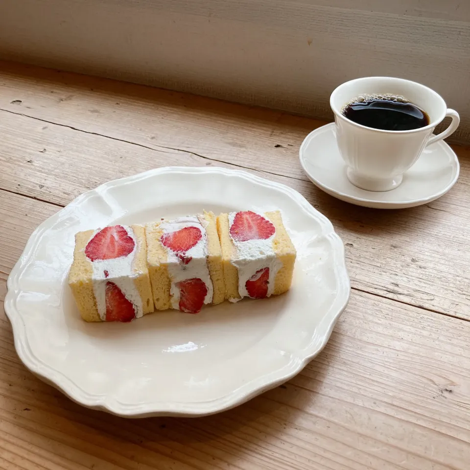 いちごのマスカルポーネサンド🍓☕️|ちゃみこさん