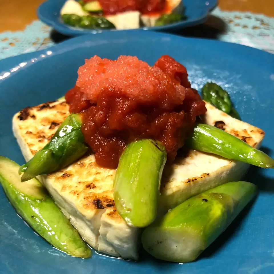 Snapdishの料理写真:旬のアスパラと焼き豆腐のトマト明太|さらっと🍀さん