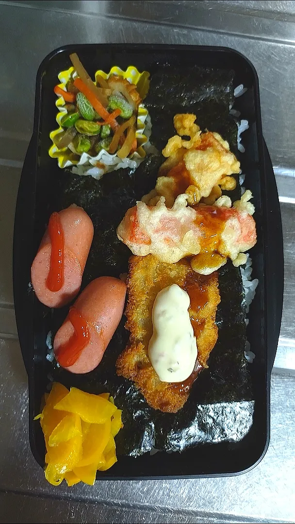 旦那弁当　2022/5/9

のり弁
白身魚のフライ
カニカマ天ぷら
ウインナー
きんぴらごぼう|ユキヨメ♪さん