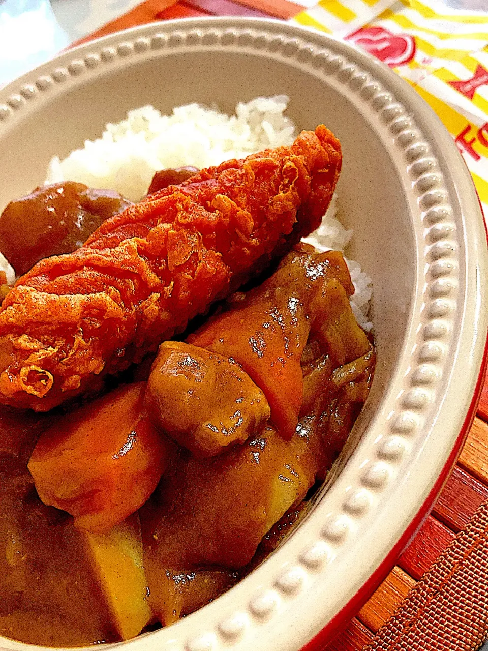 本日のランチ🍽カレー🍛にファミチキ（クリスピーチキンハバネロ🌶）乗せ🍗|ジュンコ バイヤーさん