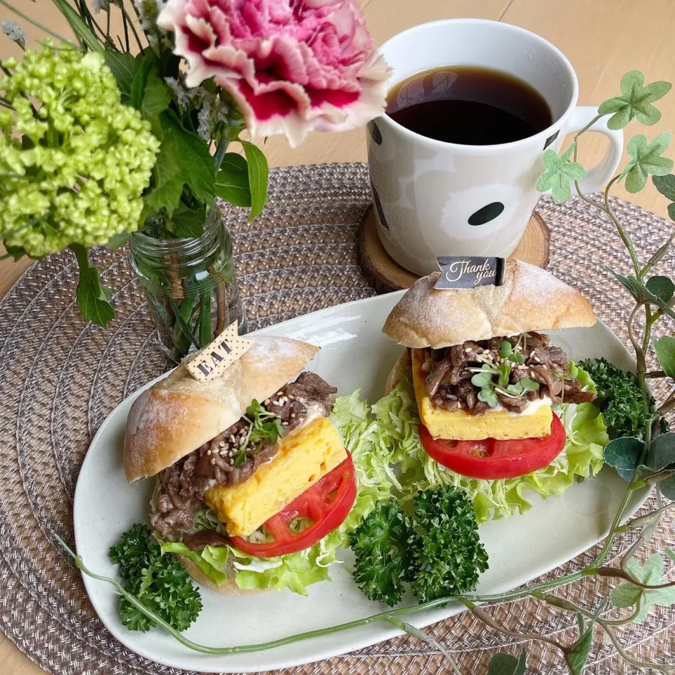 Snapdishの料理写真:5/9❤︎和牛焼肉たまご焼きサンド🌱✨

〈サンド具材〉
・ソフトフランスプチパン
・和牛焼肉炒め
・つきぢ松露たまご焼き
・フリルレタス.キャベツ.トマト|Makinsさん