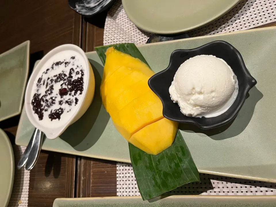 Glutinous rice with mango and coconut ice cream|skyblueさん