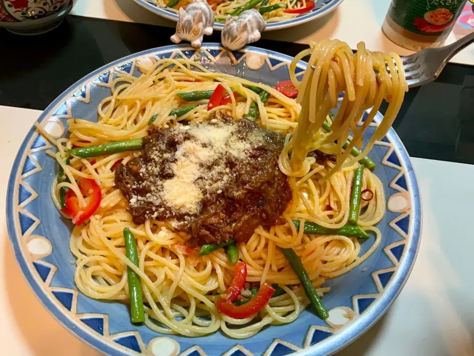 最後のカレーはパスタに！
アスパラとパプリカと少しトマトが入ったオイルパスタにカレーをトッピング|Takeshi  Nagakiさん