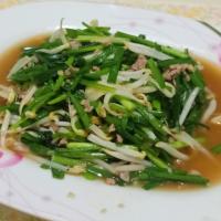 Stir Fried Bean Sprouts with Garlic Leaves