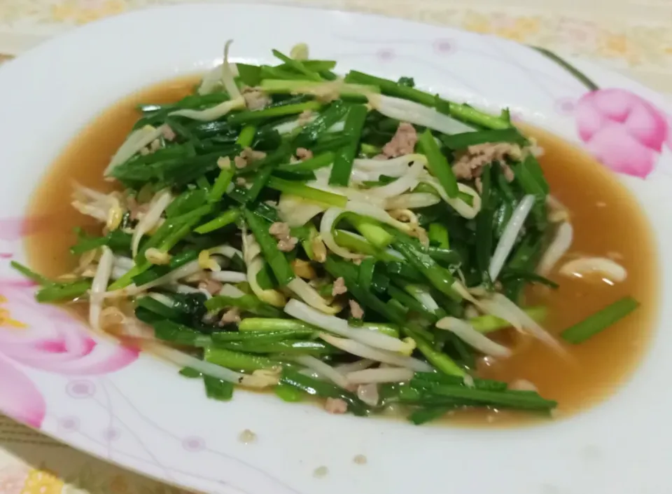 Stir Fried Bean Sprouts with Garlic Leaves|🌿Veerapan Mu🌿さん