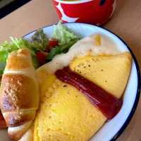 Snapdishの料理写真:フワフワオムレツと手作り塩パン|Natsukiさん