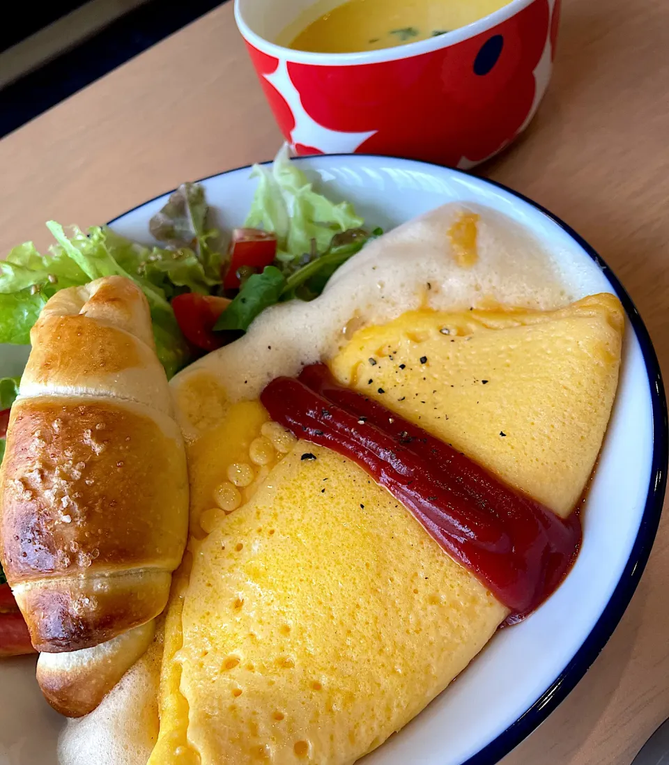 Snapdishの料理写真:フワフワオムレツと手作り塩パン|Natsukiさん