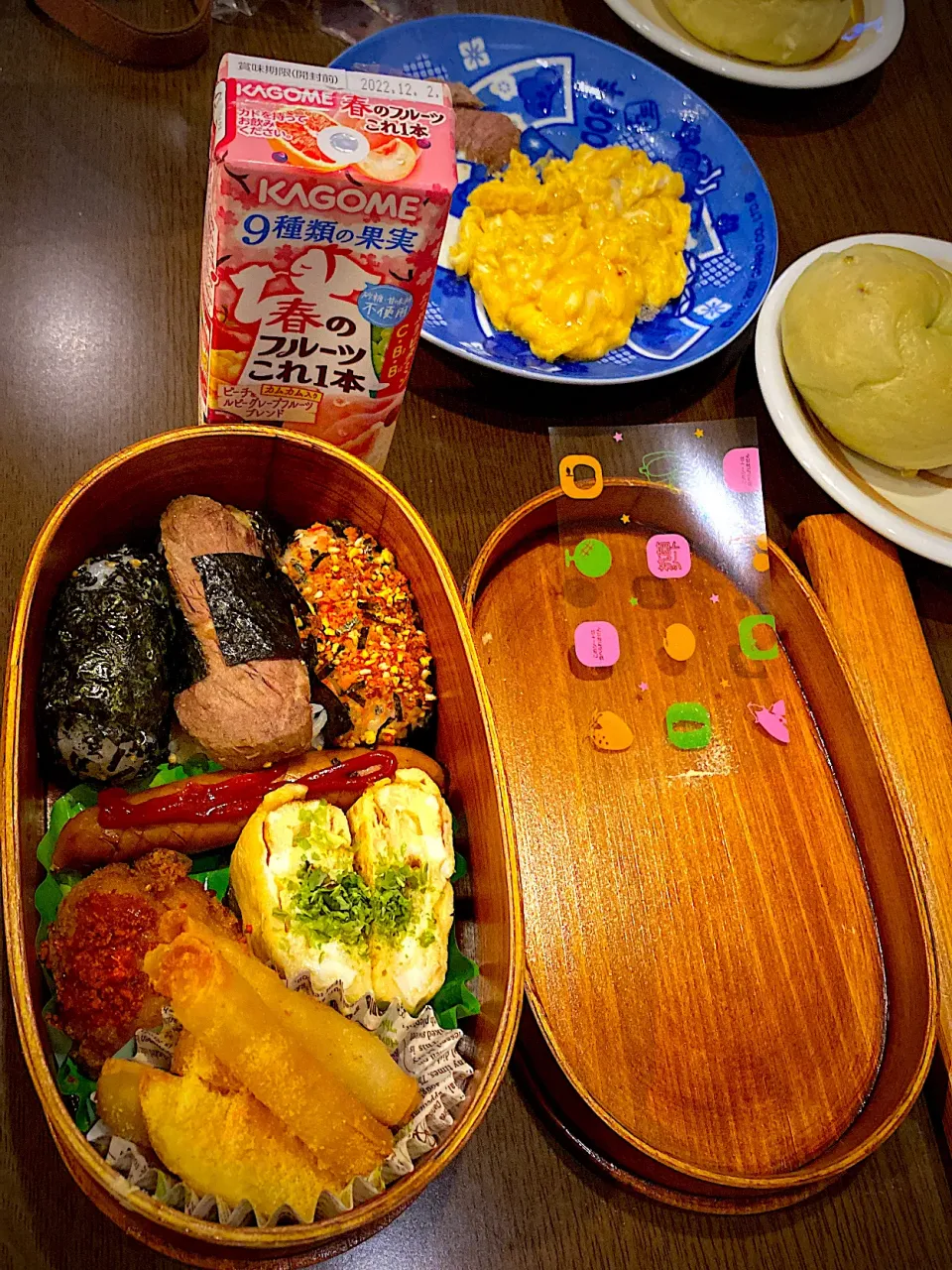 Snapdishの料理写真:お弁当🍱　おむすび　鮭青海苔ふりかけ　ローストビーフ　山葵　焼き海苔　干し海老の出し巻き卵　ソーセージソテー　フライドチキン　オーロラ辛ソース　フライドポテト　チーズパウダー　チーズ春巻き　フルーツジュース　ほうじ茶|ch＊K*∀o(^^*)♪さん