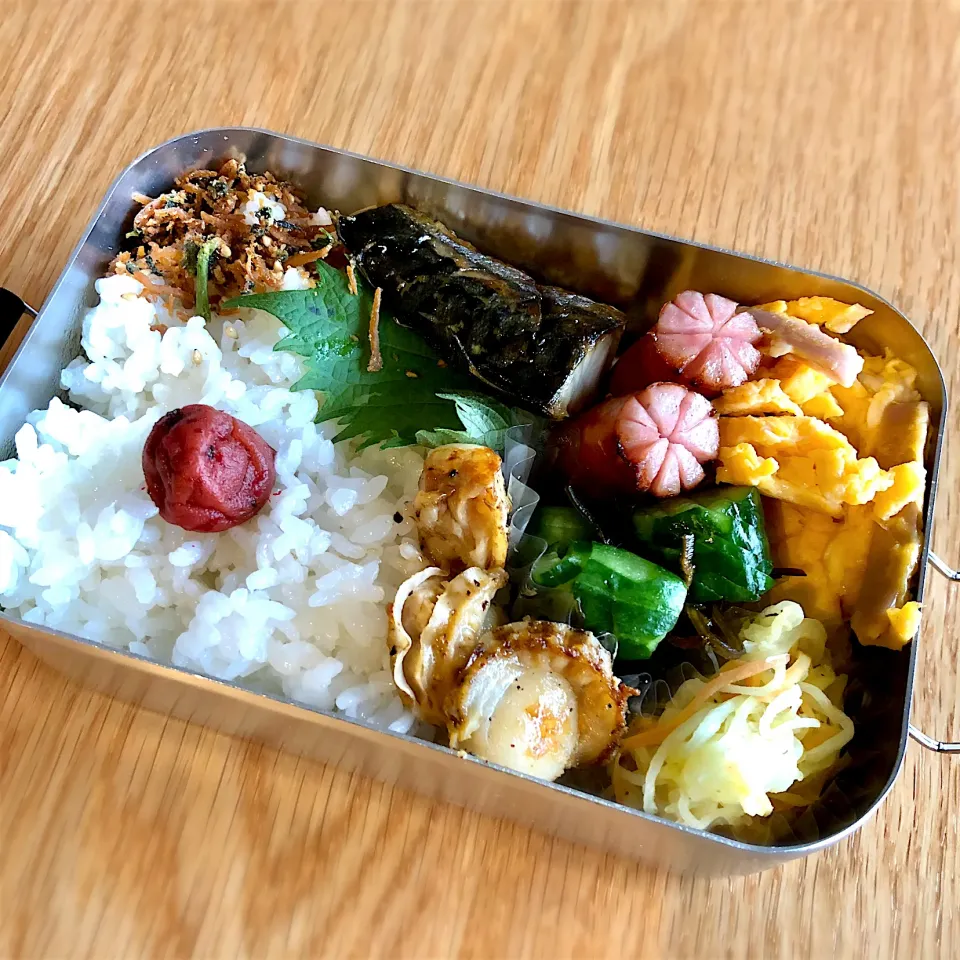 Snapdishの料理写真:サラ弁　　　　　　　　　　　　　　　　　　塩サバ　ミニ帆立ソテー　胡瓜の塩昆布和え　大根サラダ　ソーセージ卵とじ|じゅんさんさん