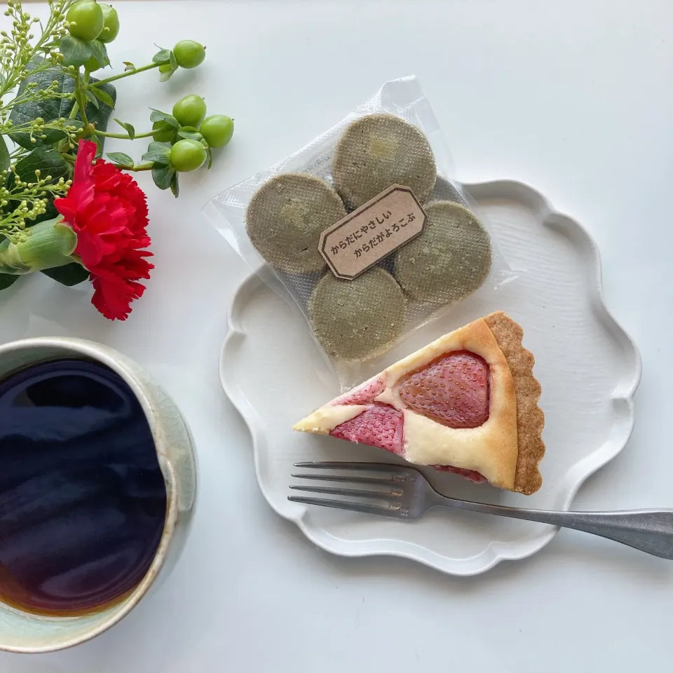 いちごのタルトと抹茶のクッキー🍓🍪☕️|ちゃみこさん