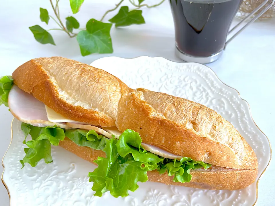 Snapdishの料理写真:熟成ハム&クリームチーズカスクート🥖|lalapoさん