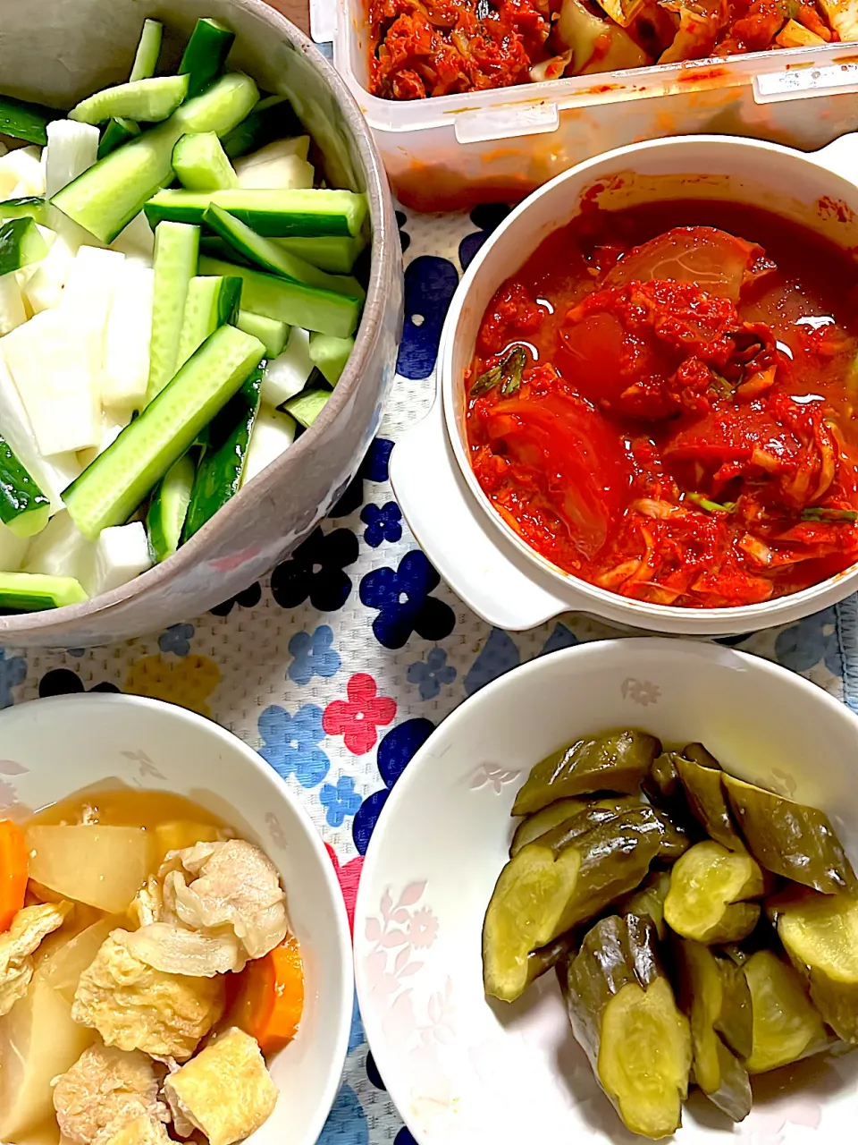 大根と豚肉の煮物　長芋胡瓜　糠漬け　トマト🍅キムチ　白菜キムチ|4jinoanataさん