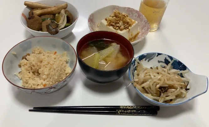 晩御飯∩^ω^∩☆冷奴☆もやしの中華和え☆鶏団子と野菜のソース炒め☆炊き込みご飯☆みそ汁（大根、小松菜、揚げ）|Saharaさん