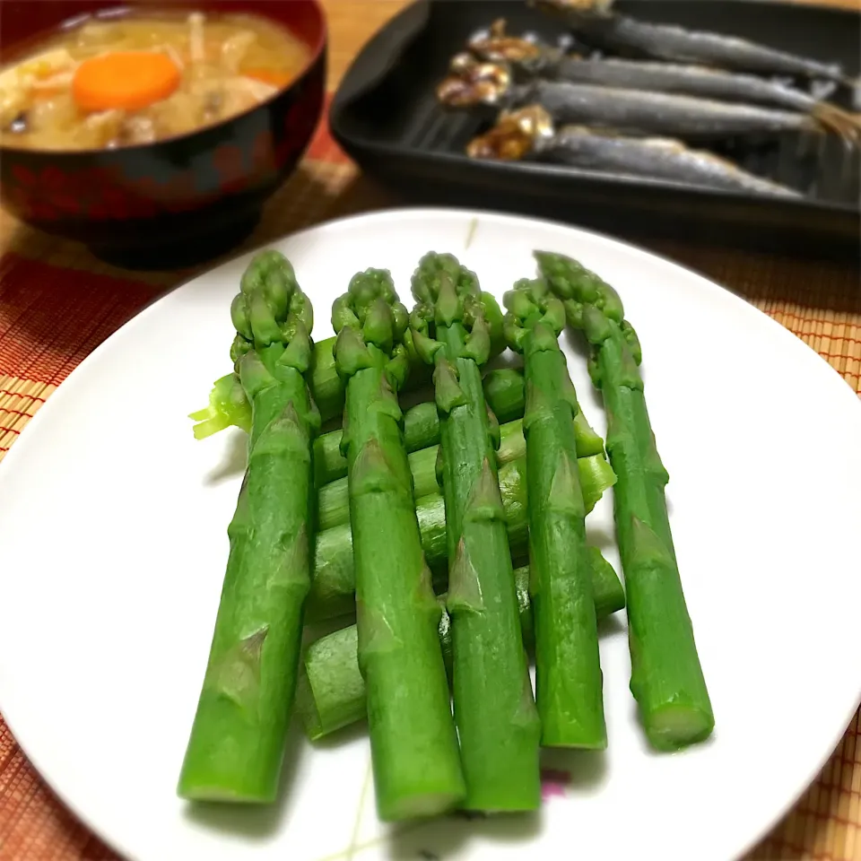 2022/05/10 北海道ニセコアスパラのシンプル塩ゆで、メザシ焼き、野菜を食べる味噌汁|kykyさん