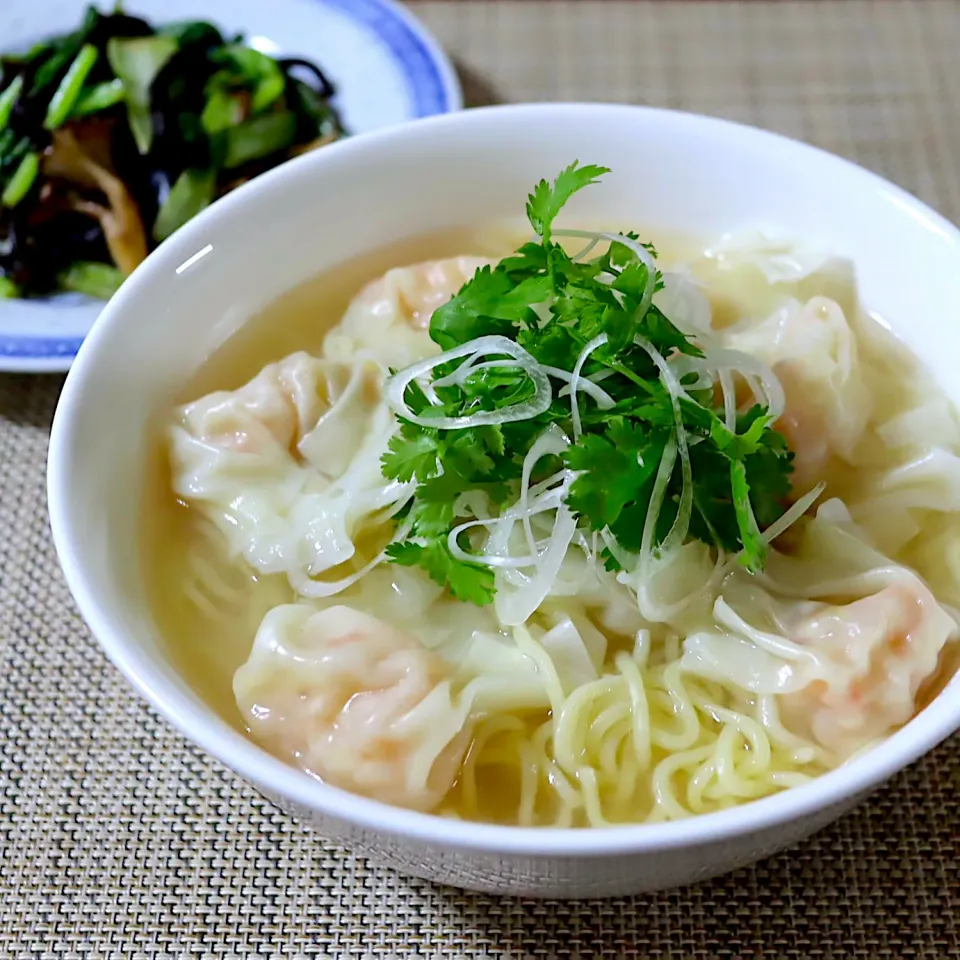 Snapdishの料理写真:海老ワンタン麺|かおるさん