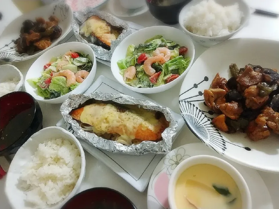 Snapdishの料理写真:夕食(*^^*)
鳥ももとナスとピーマンの甘酢炒め
鮭と野菜のバターチーズ醤油ホイル蒸し
海鮮茶碗蒸し
サラダ🥗(海老、レタス、ワカメ、きゅうり、ミニトマト)
ワカメのゴマスープ|プリン☆さん