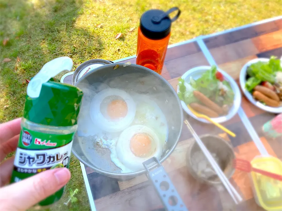 玉ねぎの中に目玉焼き、カレーパウダーかけました。^_^|pepiさん