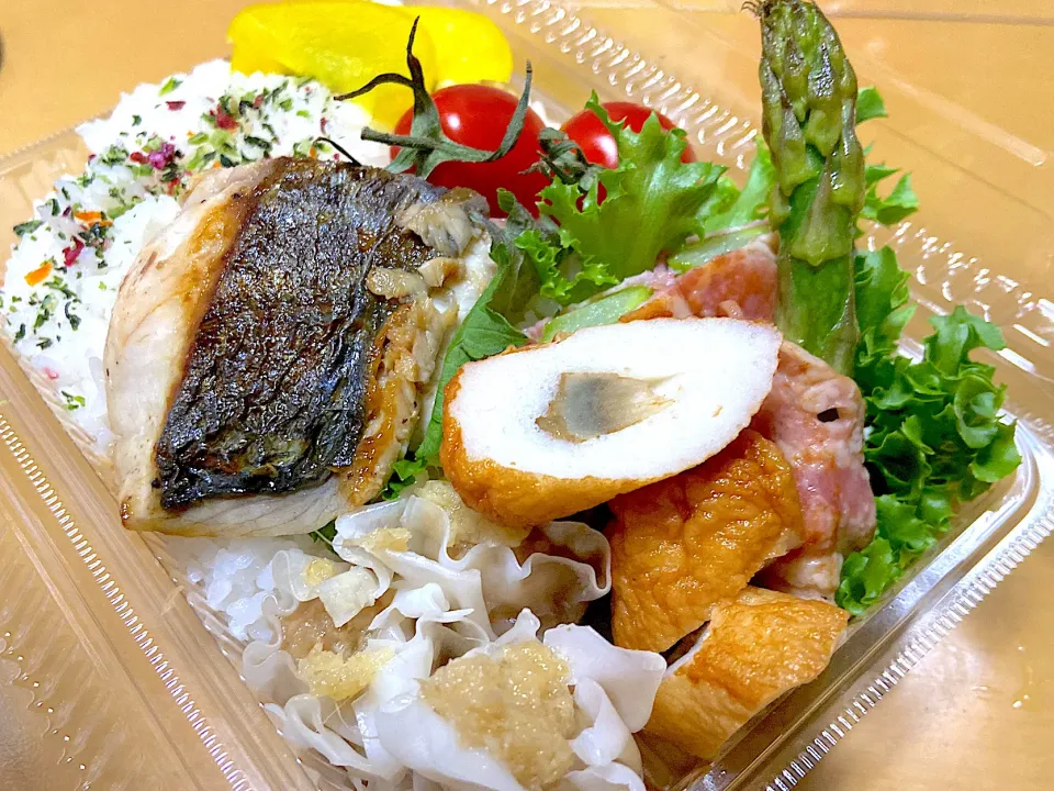 本日のお弁当🍱　　　　　　　　　　　　　　　　　　😊さわらの塩焼き・アスパラベーコン・焼売‼️|サチ😊さん