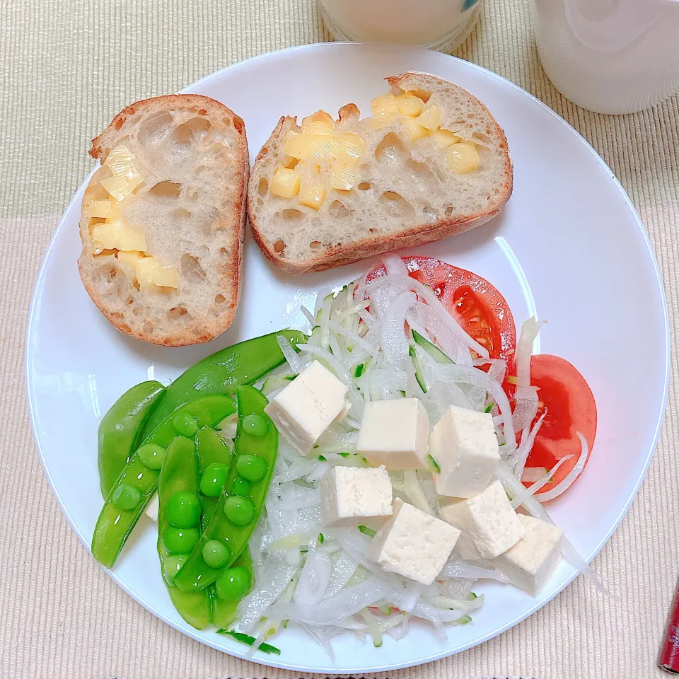 新玉ねぎの豆腐サラダとチーズフランスパン|akkoさん