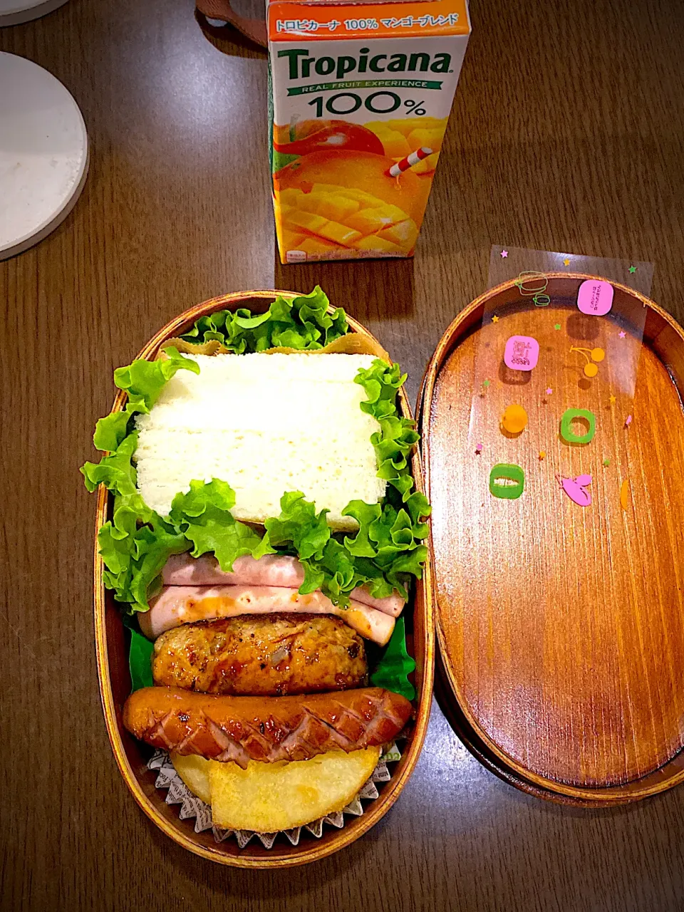 Snapdishの料理写真:お弁当🍱　サンドイッチ　ハム　レタス　ソーセージソテー　鶏もも照り焼きハンバーグ　フライドポテト　チーズパウダー　マンゴージュース　冷ほうじ茶|ch＊K*∀o(^^*)♪さん