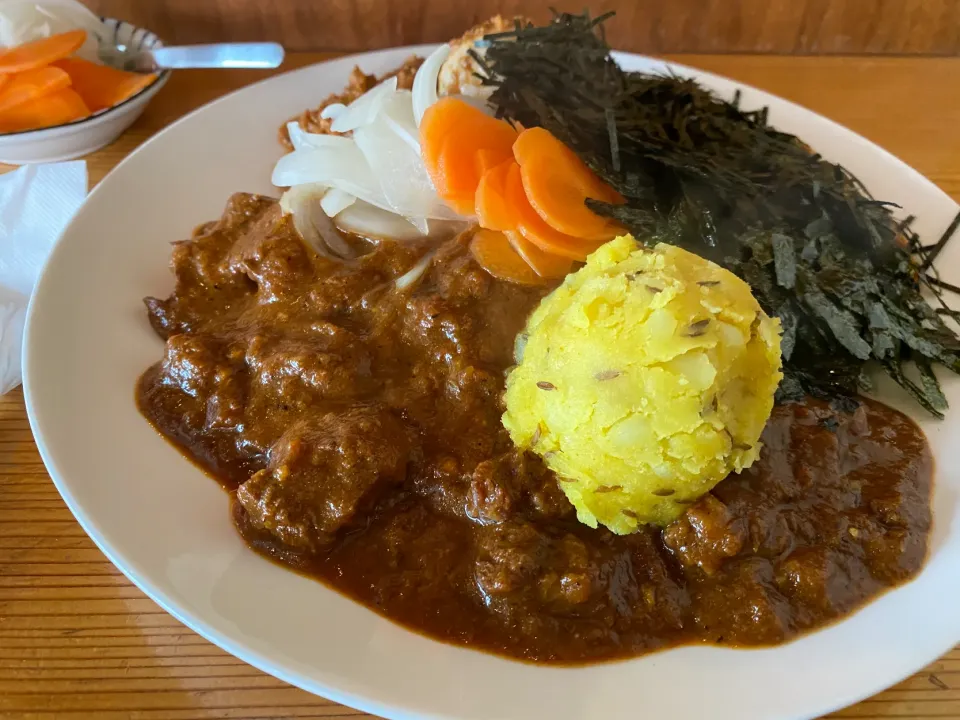 激辛ビーフと極辛キーマクラシックのりだくのあいがけ🔥🍛、味玉トッピング🥚ピクルスマシマシ🥒|buhizouさん