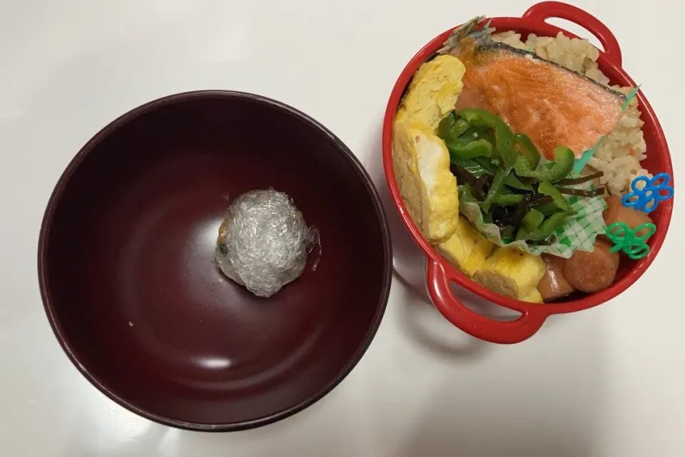 Snapdishの料理写真:パパ弁∩^ω^∩☆炊き込みご飯☆鮭☆ピーマンの塩昆布炒め☆ウインナー串☆みそ玉|Saharaさん