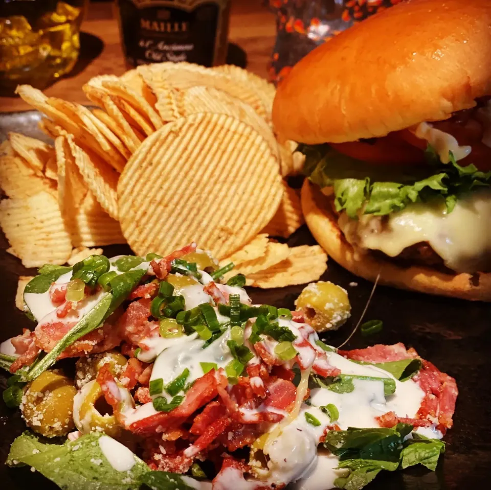 Dinner ! Dinner ! Dinner ! 
Emanuel’s Mozzarella Cheese Quarter pound Hamburgers with Lettuce, Tomato , Bacon, Grain Mustard 
With A Fresh Spinach Cesar Dressin|Emanuel Hayashiさん