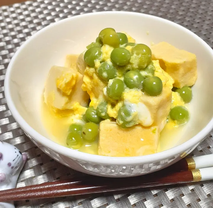 Snapdishの料理写真:高野豆腐とエンドウ豆卵とじ|びせんさん