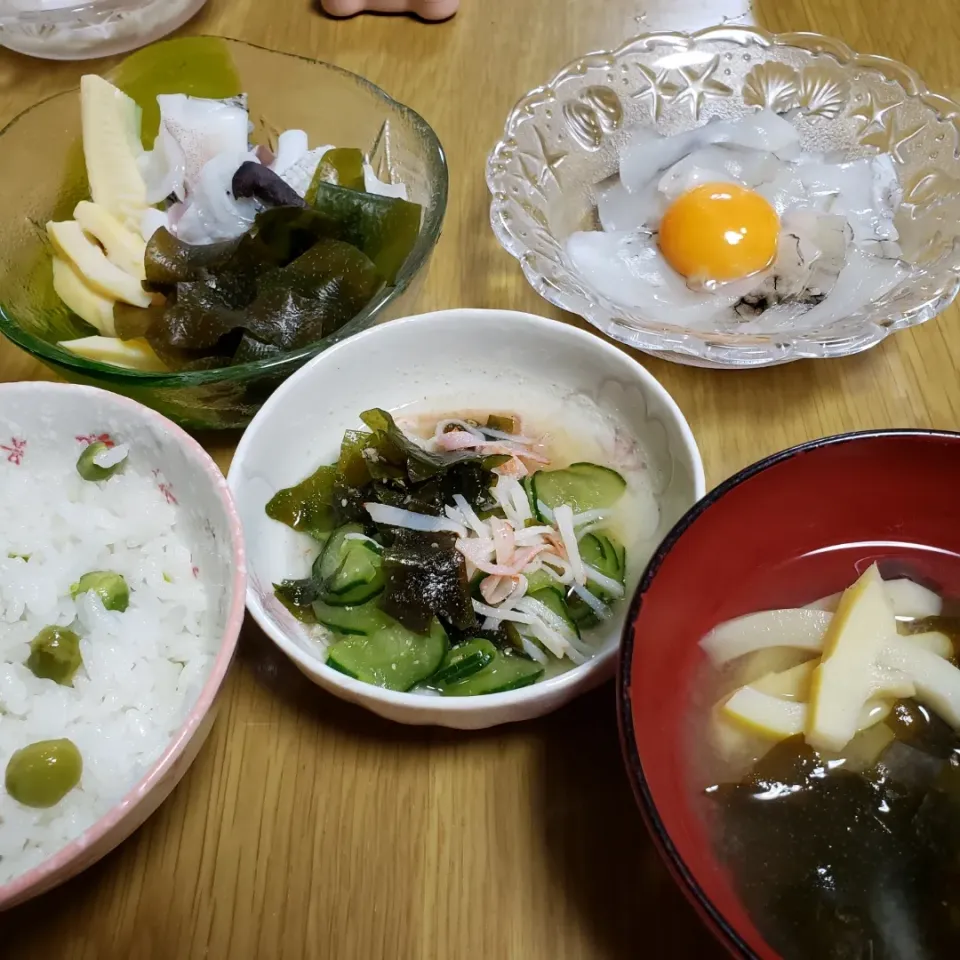 Snapdishの料理写真:コウイカの刺身、下足の酢味噌あえ、カニかまの酢の物、タケノコの味噌汁、豆ご飯|あずきさん