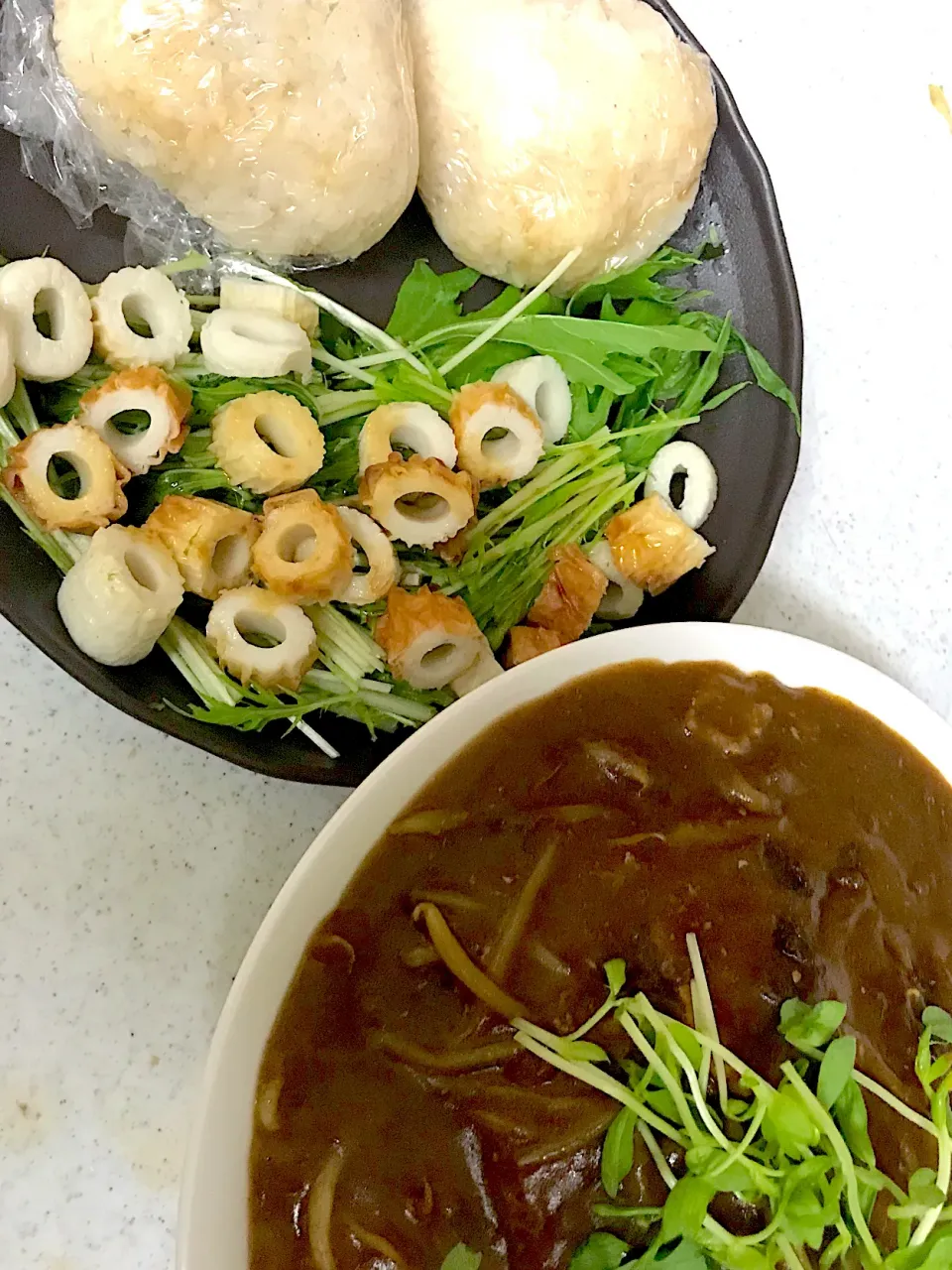 カレーうどん、出汁おかかおにぎり、和え物|まみみさん