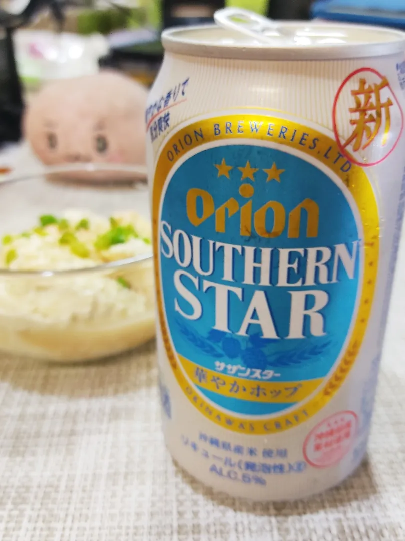 オリオンビールのシェア

全国では、たったの1%。
でも、沖縄県内だと50%を超えるそうです。
確かに県内のあちらこちらでお見かけします。
新製品の「サザンスター 華やかポップ」は、華やかな香りが特長とのこと。
そう言われればそうかも知れません。|Rピージャーさん