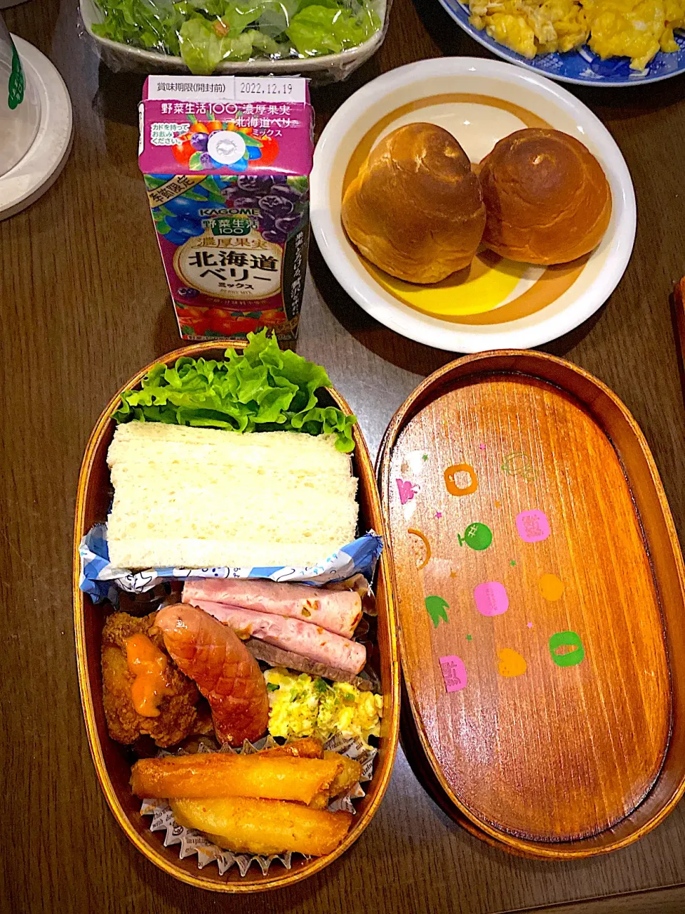 お弁当🍱　サンドイッチ　ハム　ローストビーフ　ソーセージソテー　フライドチキン　オーロラ辛ソース　フライドポテト　チーズ春巻き　スクランブルエッグ　野菜ジュース　冷ほうじ茶|ch＊K*∀o(^^*)♪さん