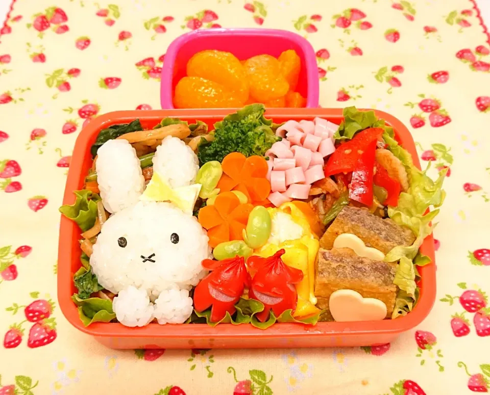 Snapdishの料理写真:ミッフィーおにぎり乗せ焼そば弁当❤️|みちゅあしさん