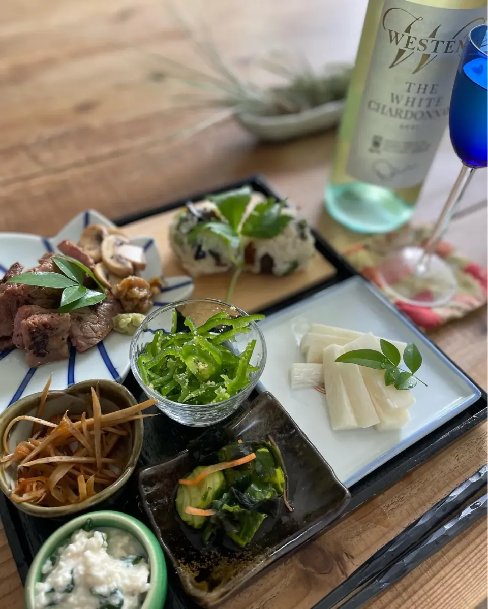 家呑みset♡🍷ワインのツマミに✰ステーキ🥩マッシュルーム添え✰椎茸佃煮おにぎり✰カリカリピーマンピーナッツ和え✰金平ごぼう✰山芋山葵漬け✰胡瓜とワカメの酢の物✰小松菜の白和え✰|Mika  Funatsuさん