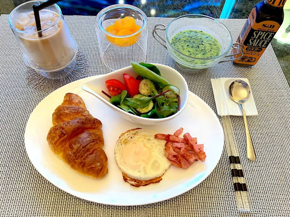 休日の朝ご飯🥐🍳|yokoさん