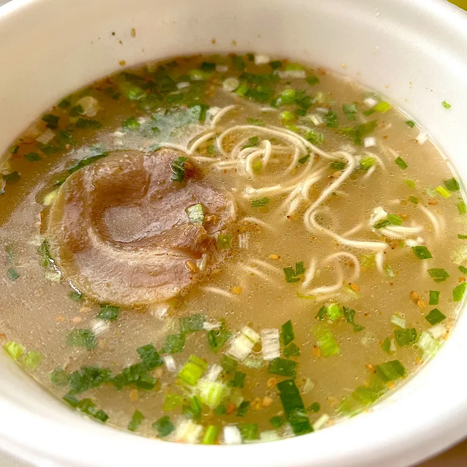 ニュータッチというメーカーのカップラーメン「熟炊き博多とんこつ」|Kouji  Kobayashiさん