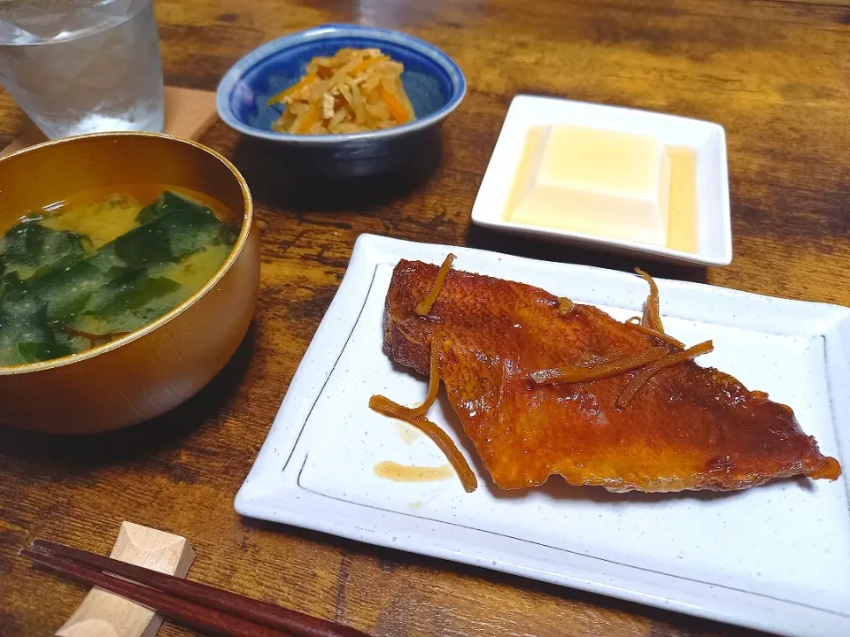 Snapdishの料理写真:・赤魚の煮付け
・切り干し大根
・玉子豆腐|ちりさん