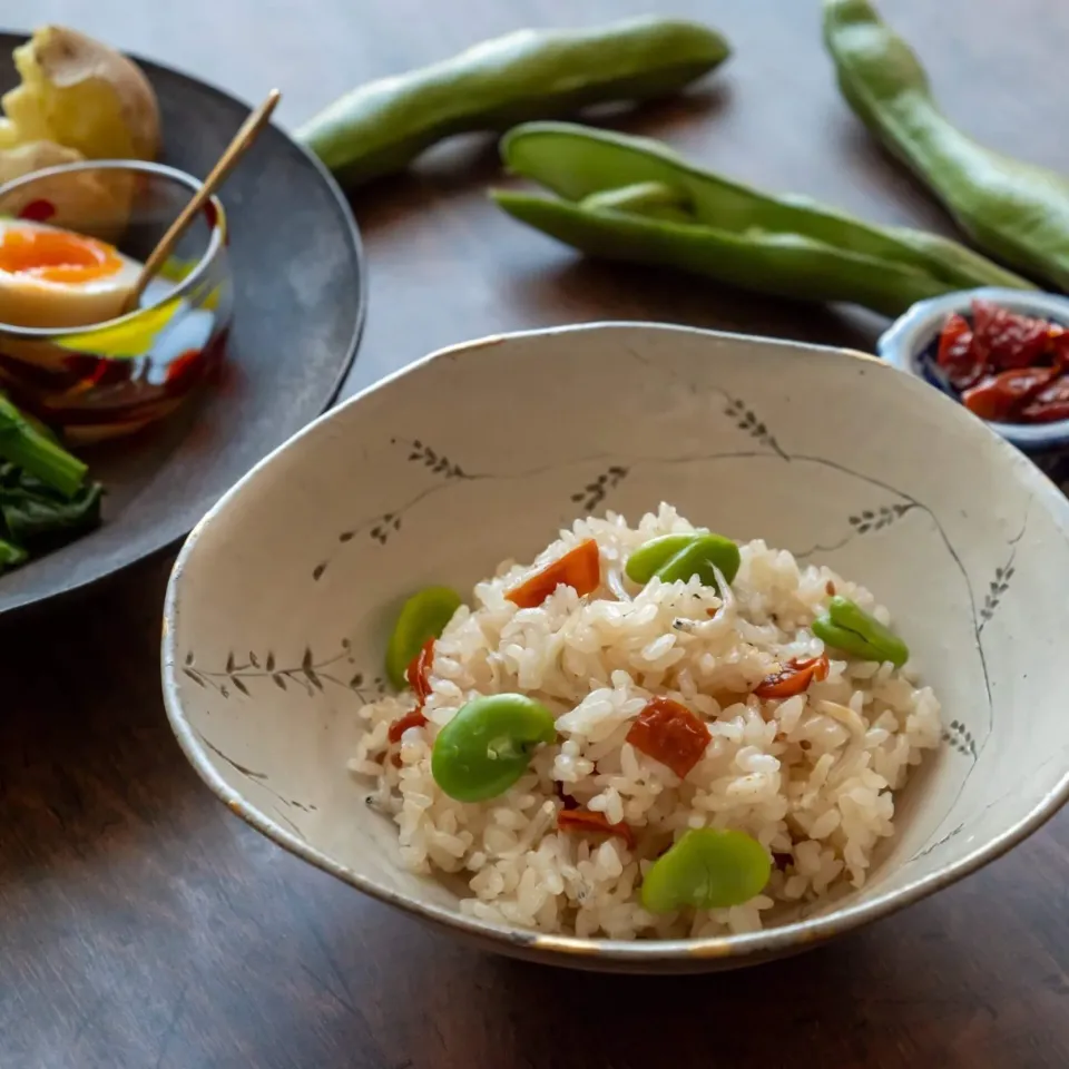 そら豆とドライトマトと釜揚げしらす、春の炊き込みご飯|スナップディッシュマーケットさん