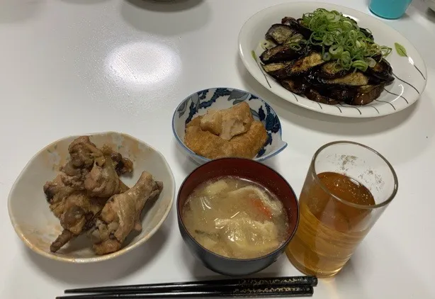 Snapdishの料理写真:作り置きで晩御飯∩^ω^∩☆厚揚げの炊いたん☆焼き茄子☆手羽元の酸っぱ煮☆みそ汁（野菜ミックス、しめじ、揚げ）|Saharaさん